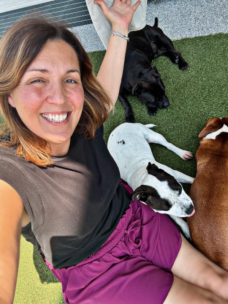 Simona Gallo, educatrice cinofila FISC a Brescia, con i suoi tre Staffordshire Bull Terrier